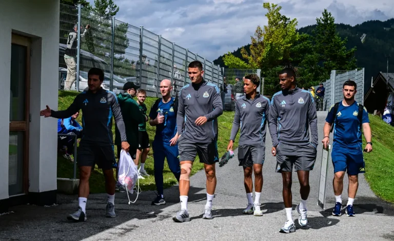 Newcastle dressing room breaks squad silence with statement on Alexander Isak