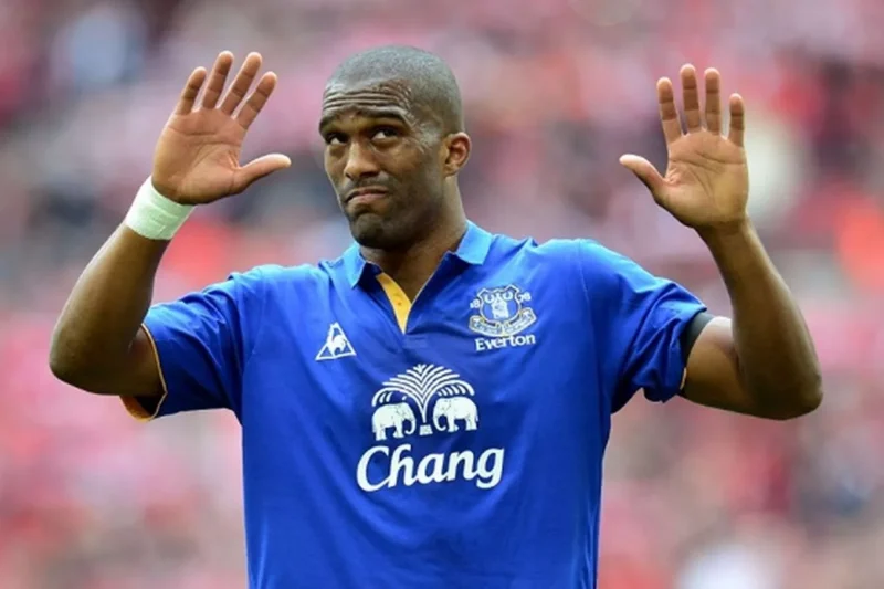 Premier League icon ‘posed as milkman to bonk air hostess’ before she moaned ‘how dairy’